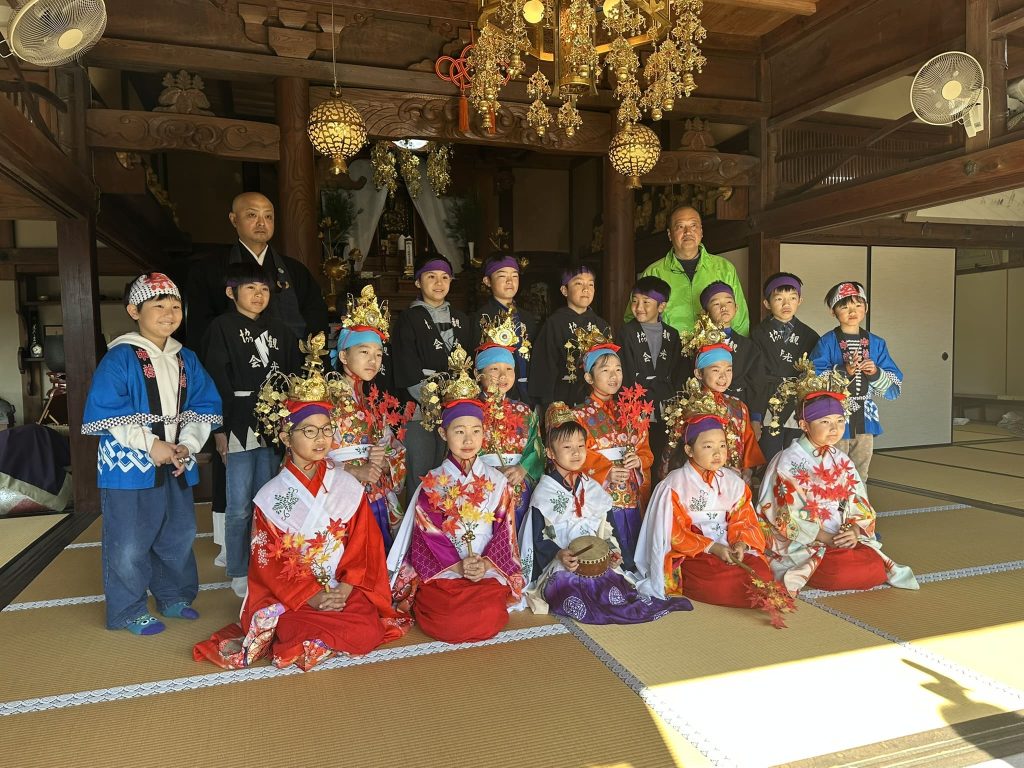 西滝禅寺にて法要と記念撮影写真