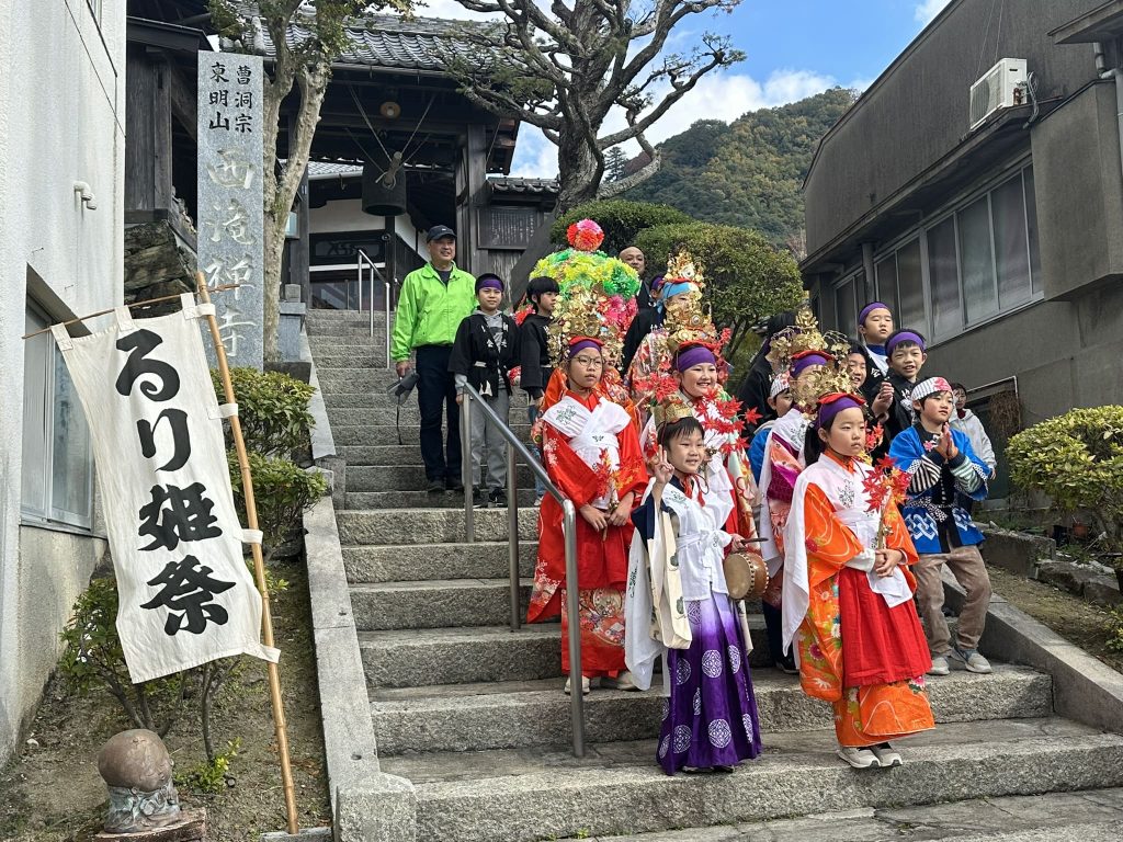 西滝禅寺にて法要と記念撮影写真