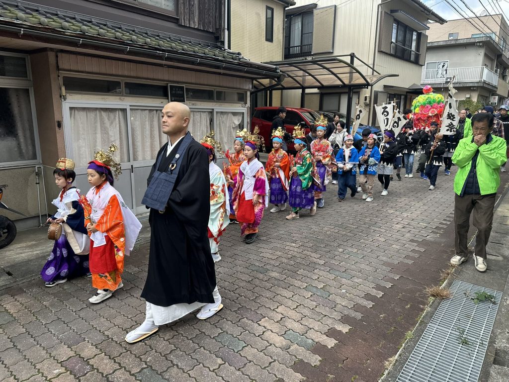 稚児行列と花神輿の出発写真