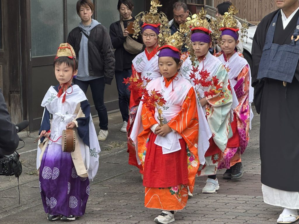稚児行列と花神輿の出発写真
