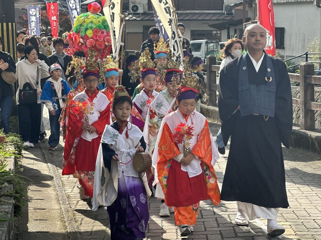 稚児行列と花神輿の出発写真