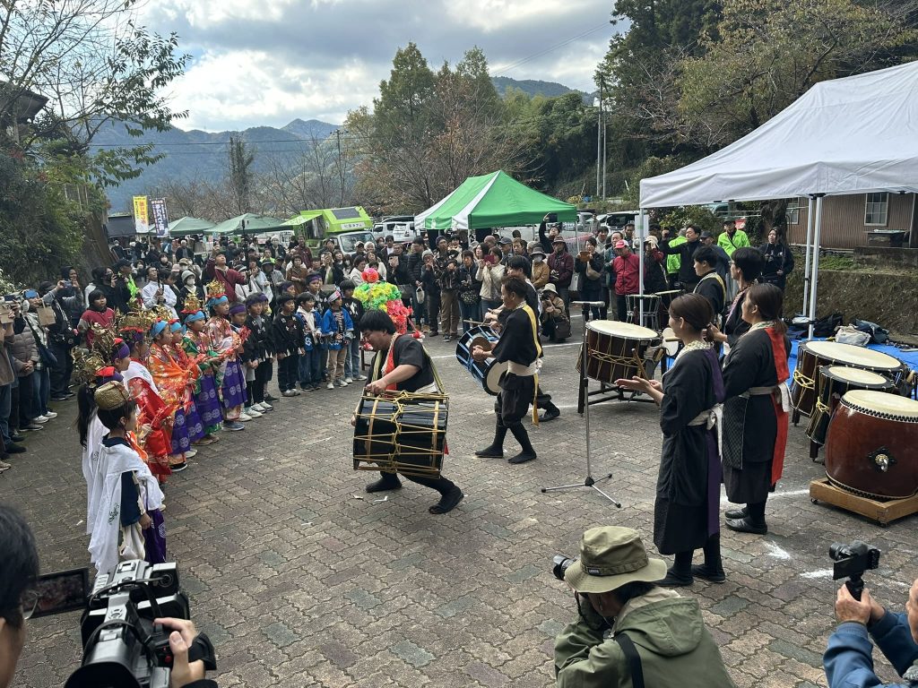 稚児行列と花神輿の出発写真