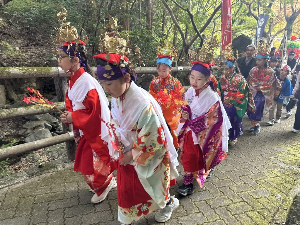 稚児行列と花神輿の出発写真