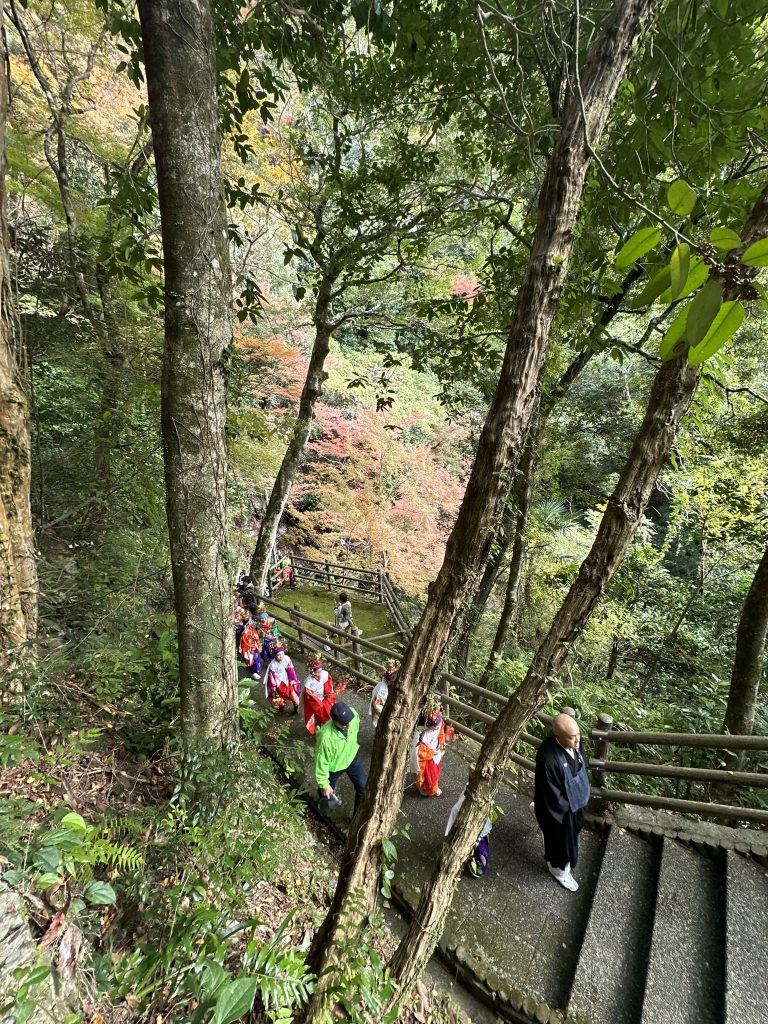 稚児行列と花神輿の出発写真