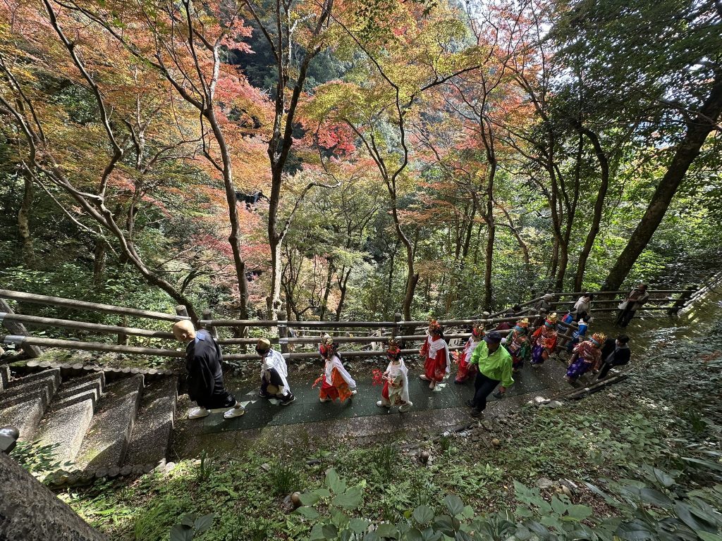 稚児行列と花神輿の出発写真写真