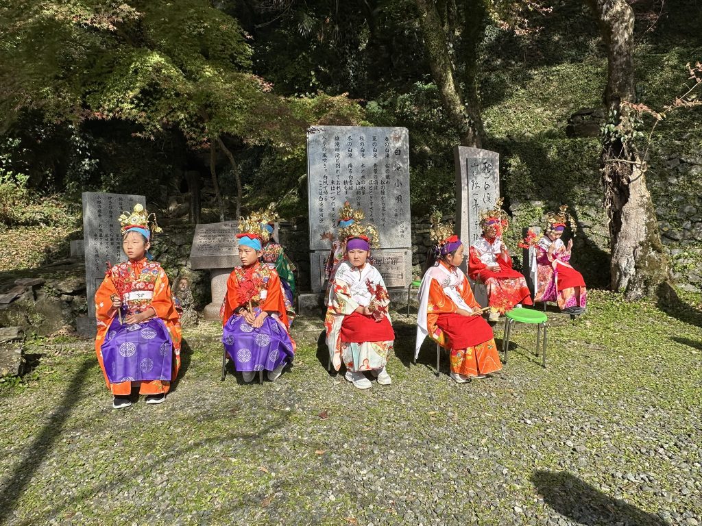 稚児行列と花神輿の出発写真