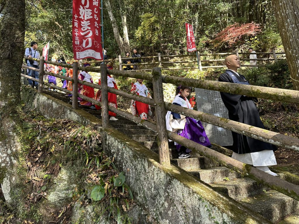 稚児行列と花神輿の出発写真