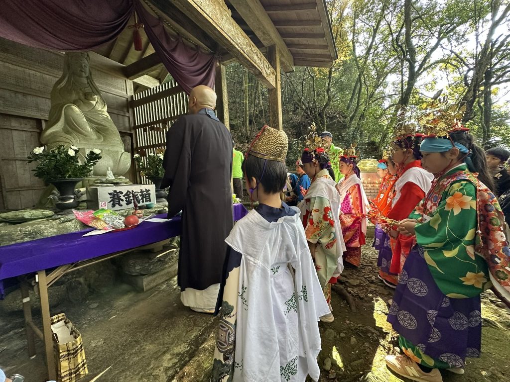 るり媛親子観音像前にて法要写真