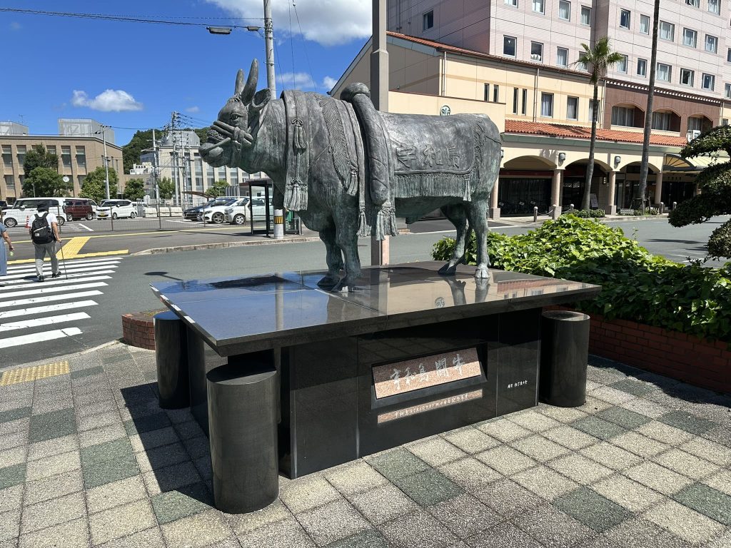 宇和島駅前の闘牛像