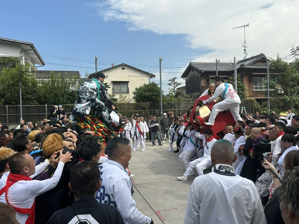 五色浜神社の秋祭り鉢合わせ写真