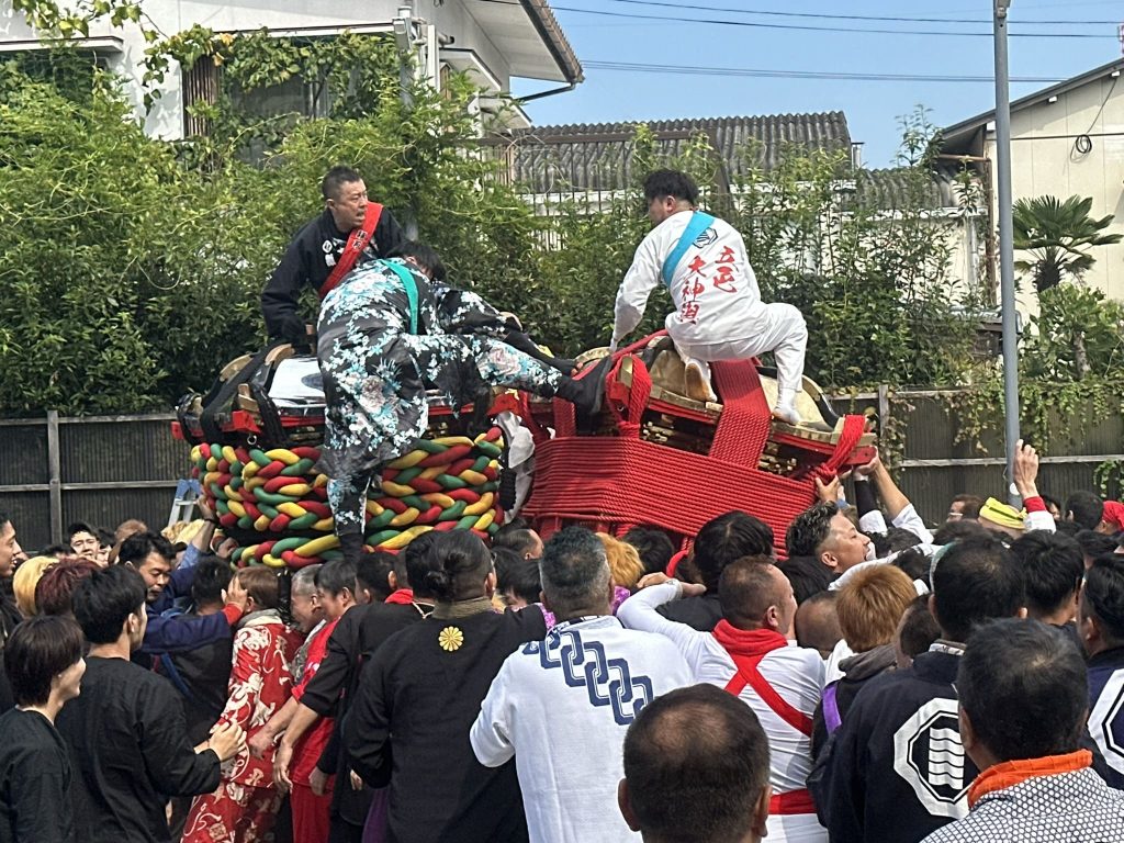 五色浜神社の秋祭り鉢合わせ写真