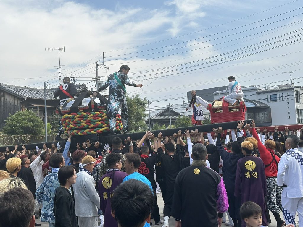 五色浜神社の秋祭り鉢合わせ写真