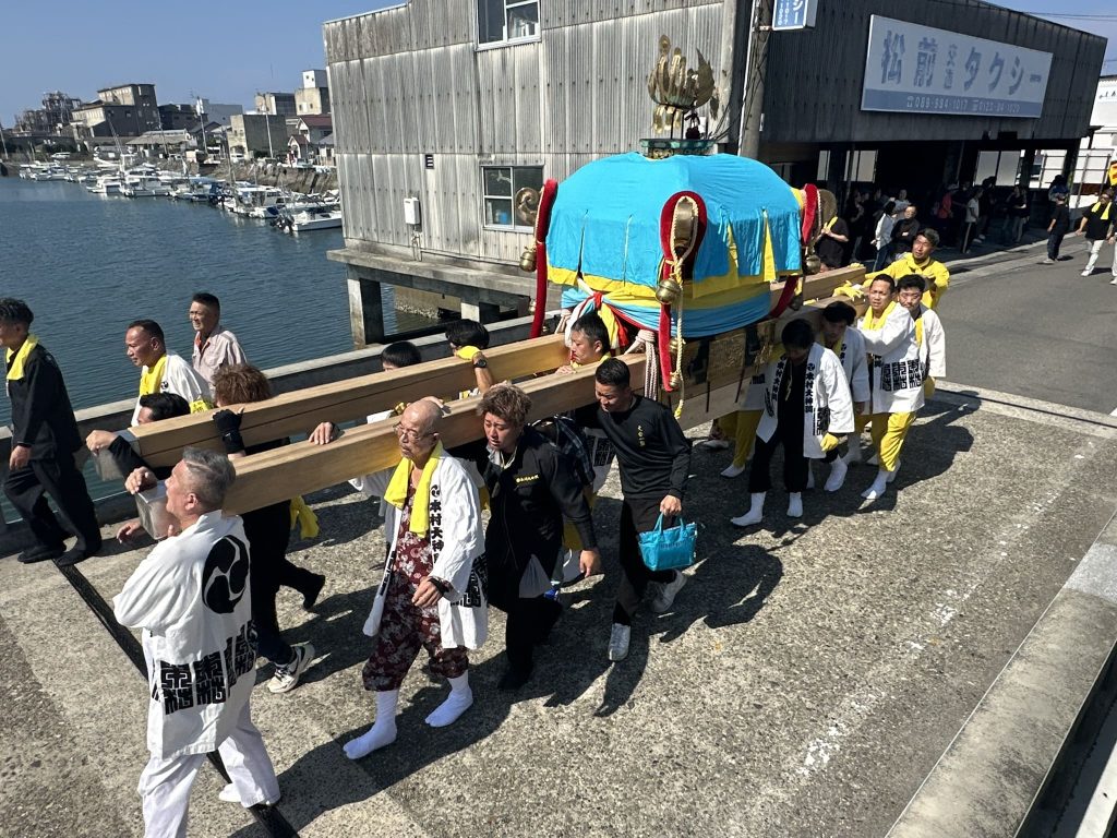 松前秋祭り鉢合わせ（宮入り）夫婦橋写真