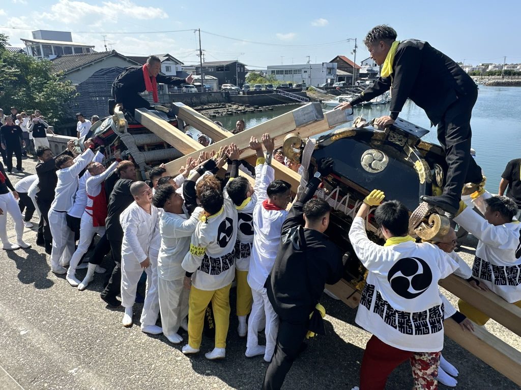 松前秋祭り鉢合わせ（宮入り）夫婦橋写真
