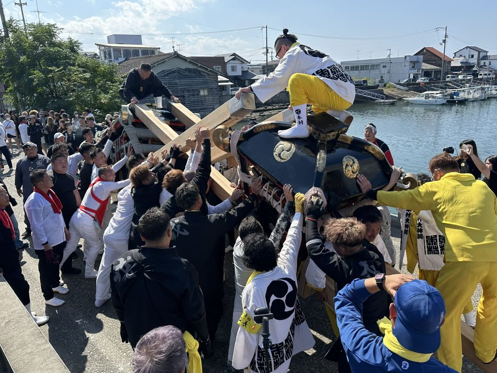 松前秋祭り鉢合わせ（宮入り）夫婦橋写真