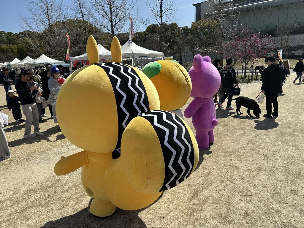 2026年3月8日(日曜)城山公園やすらぎ広場の駄菓子まつり2026に登場したみきゃん(一緒にいるのはブルボンプチクマとネッツトヨタ愛媛やりスくん)