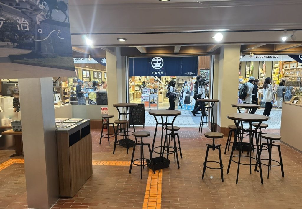 愛媛主義 at 古泉店内写真店内テーブルと椅子