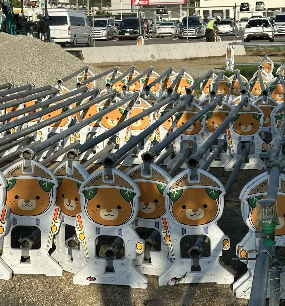 大迫力！集団お遍路みきゃんの道路にあるやつ