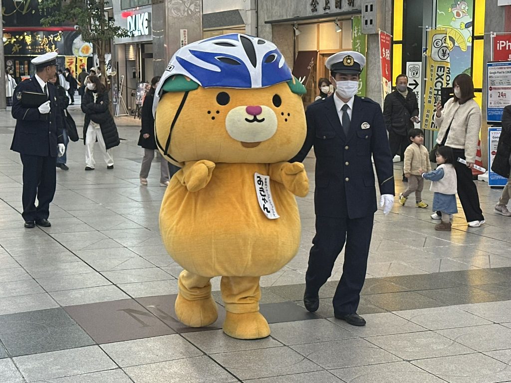 2025年12月9日（火曜）年末の交通安全パレードに登場したみきゃん！写真