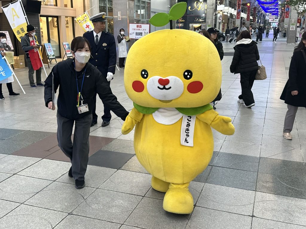 2025年12月9日（火曜）年末の交通安全パレードに登場したこみきゃん！写真