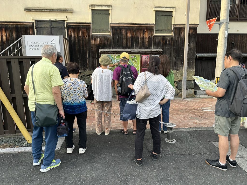 あさもやから出発と歩きながら大洲のご説明写真
