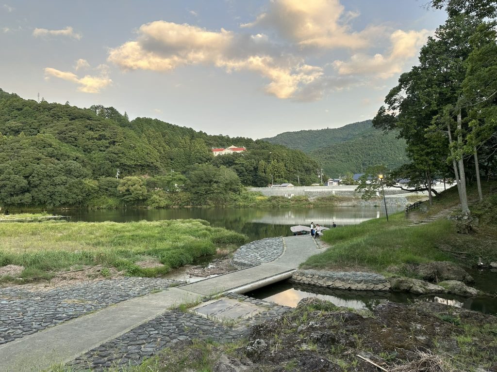屋形船に乗船(臥龍山荘下乗船場)写真
