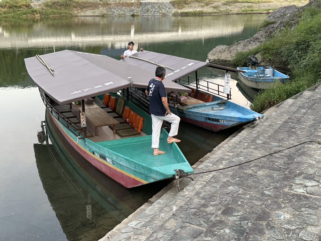 屋形船に乗船(臥龍山荘下乗船場)写真