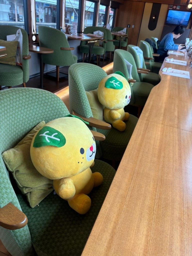 伊予灘物語の空席にはみきゃん