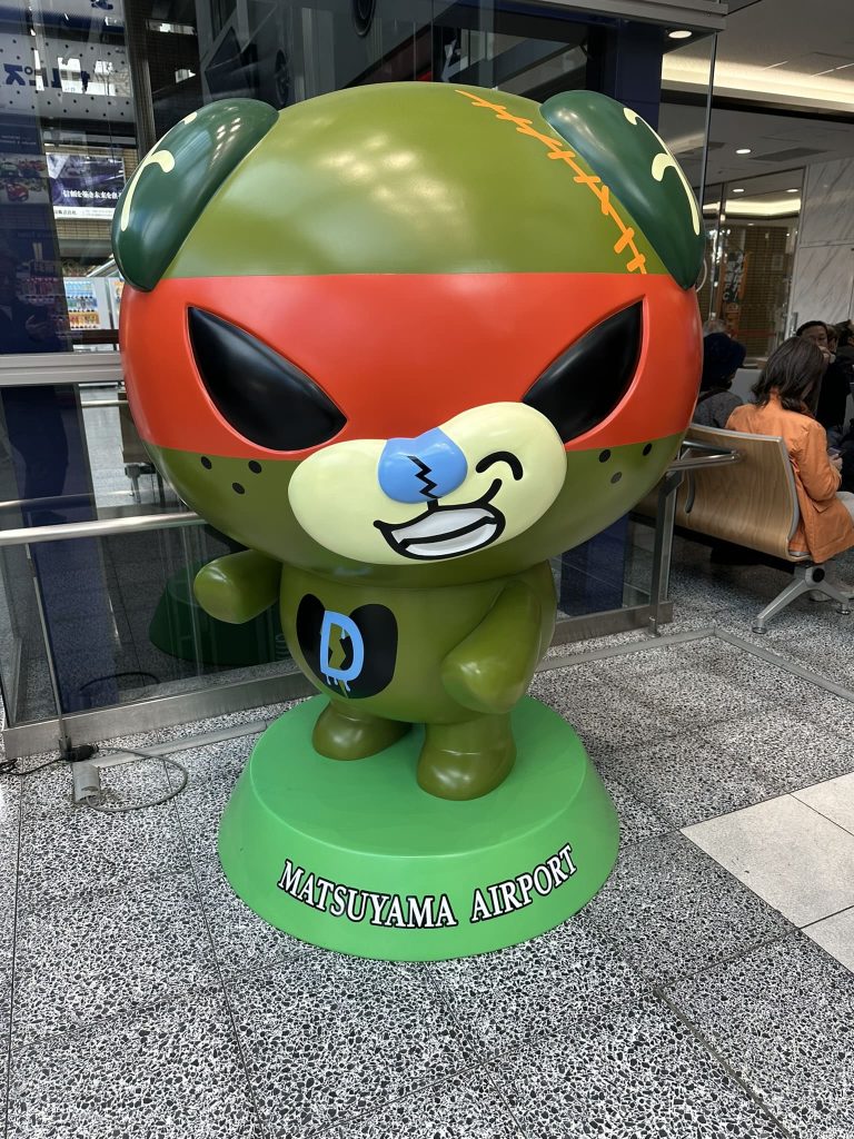 新登場！ダークみきゃん立像