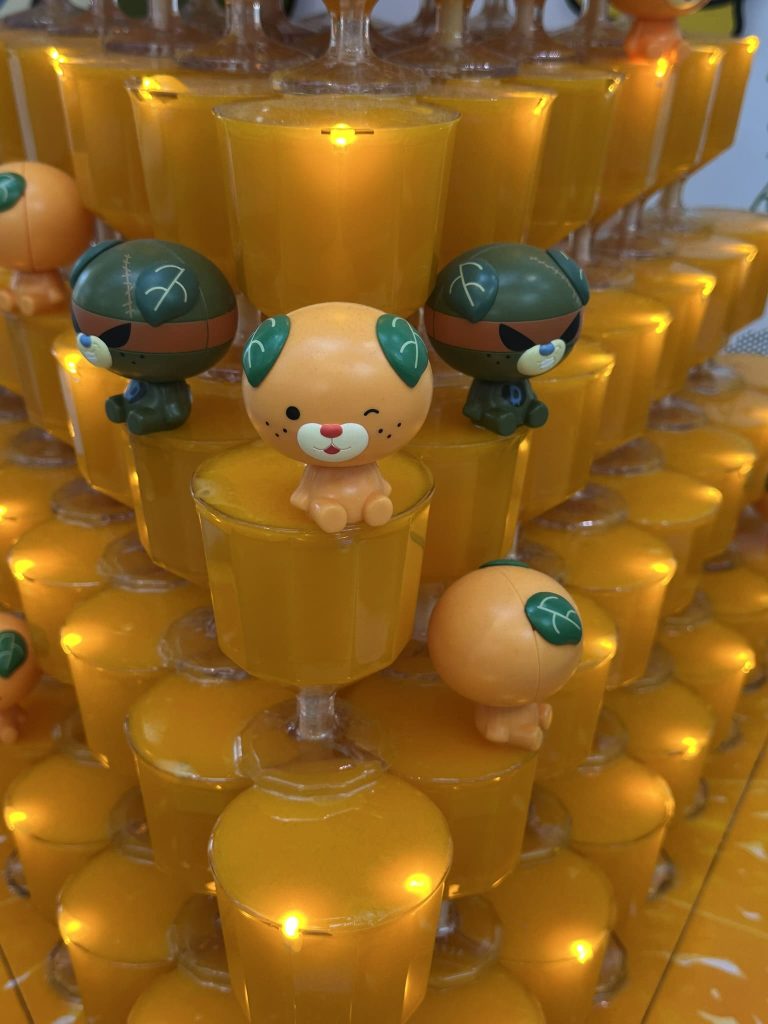 松山空港の新しいみかんジュースタワー