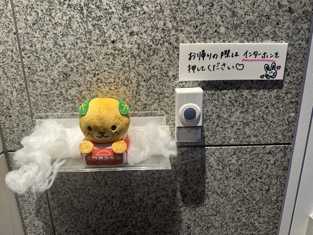 お帰りの際はインターフォンみきゃん