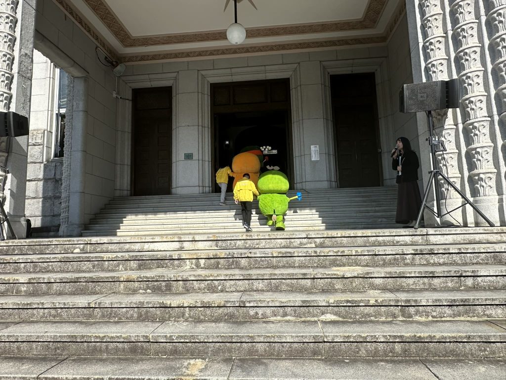 愛媛県庁の中に帰っていくみきゃん達