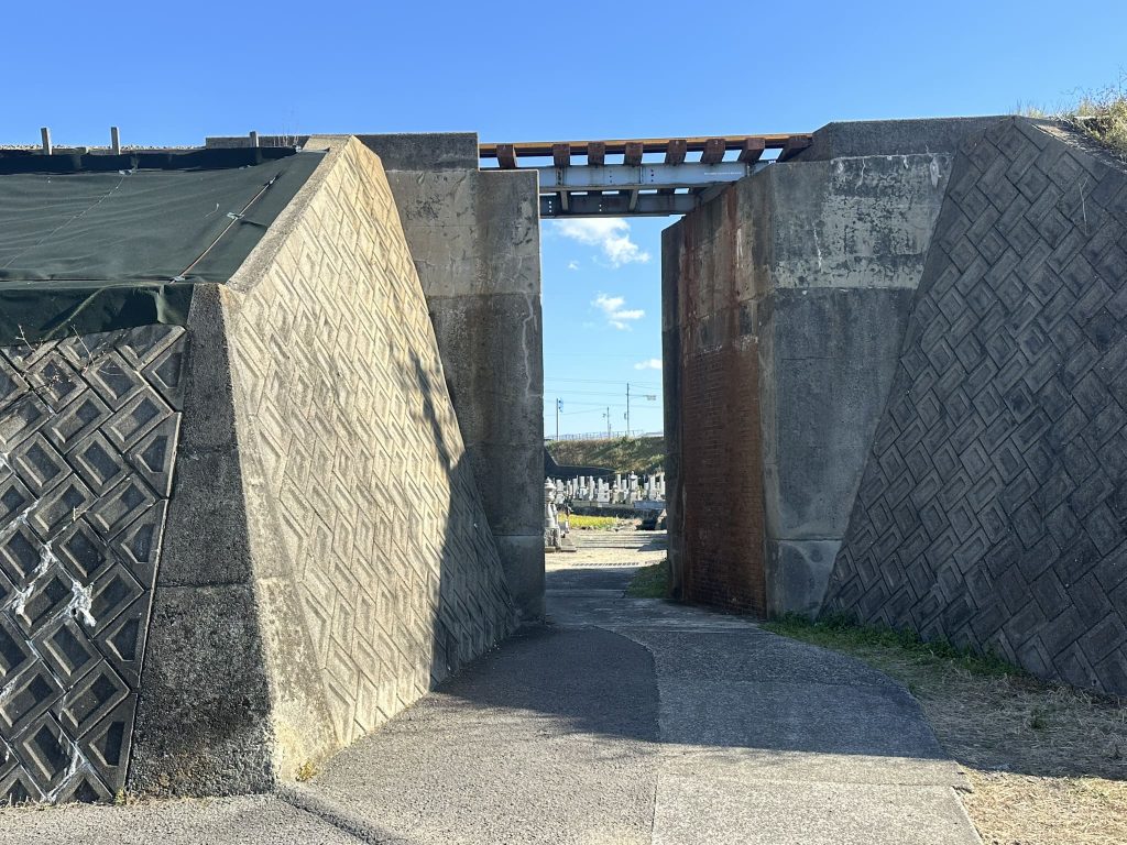 私が大好きな出合橋陸橋付近の古いトンネル写真