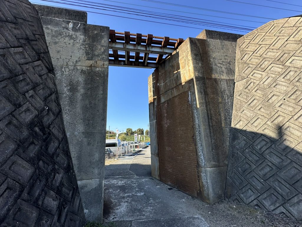 私が大好きな出合橋陸橋付近の古いトンネル写真