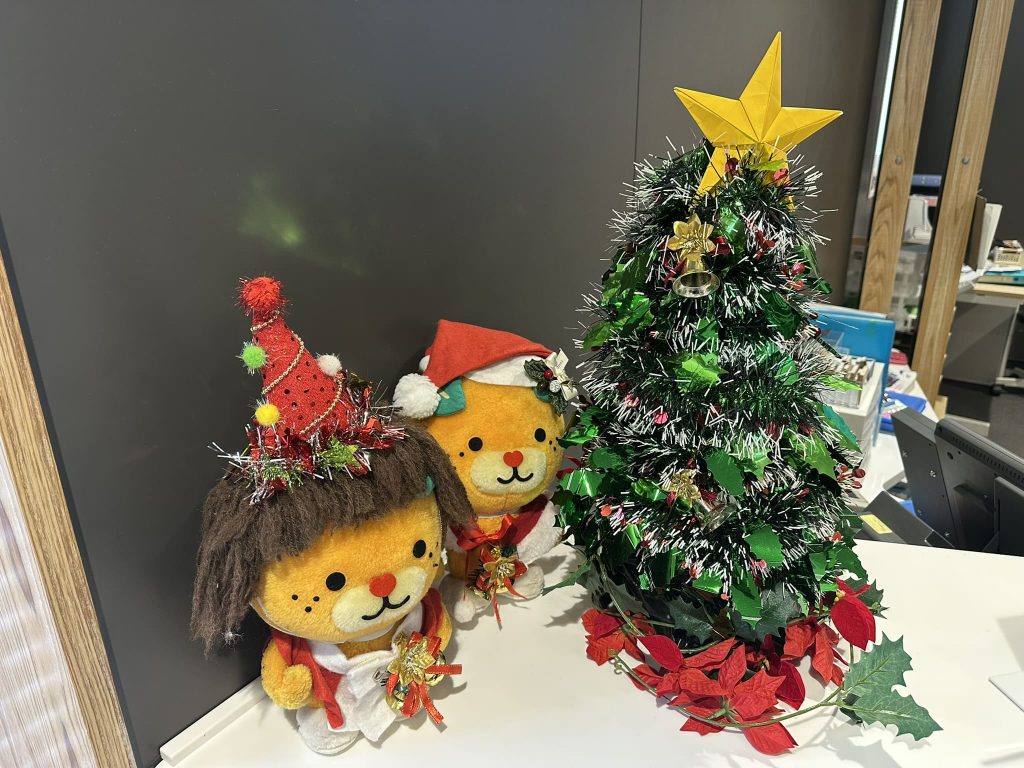 JR松山駅の名物みきゃんクリスマスバージョン