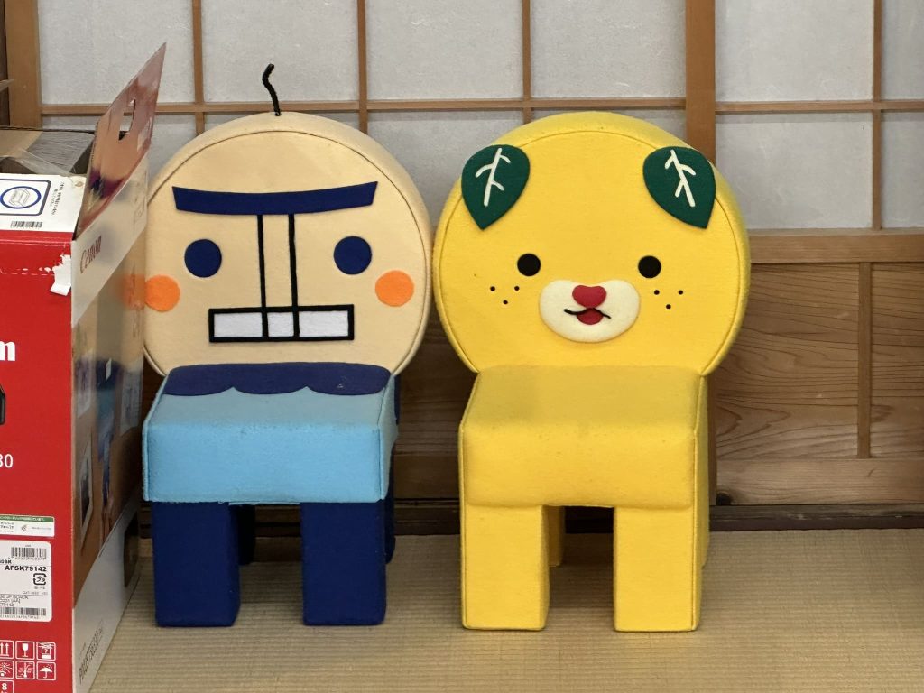 西予市のせいよ君と一緒に椅子みきゃん