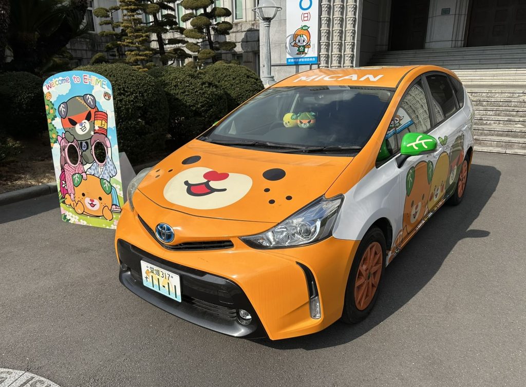 愛媛県庁前のみきゃんカーのボンネットにみきゃんとダークみきゃん登場