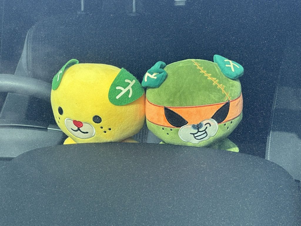 愛媛県庁前のみきゃんカーのボンネットにみきゃんとダークみきゃん登場