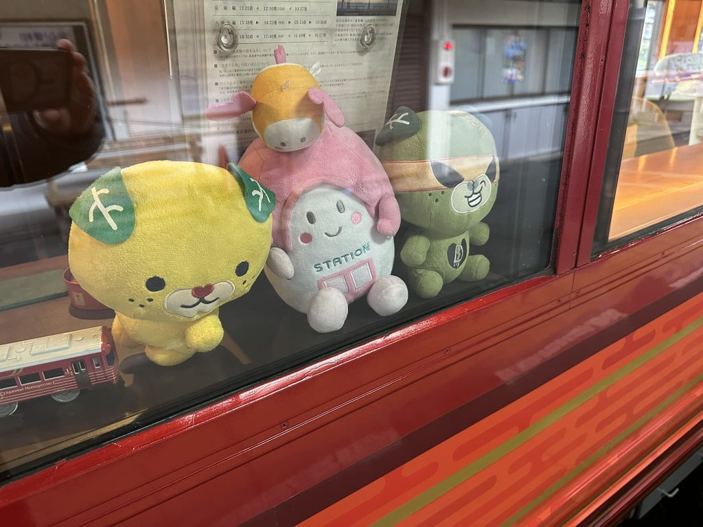 JR四国の伊予灘物語車内みきゃん、ダークみきゃん、すまいるえきちゃん、えひめれっちゃくん