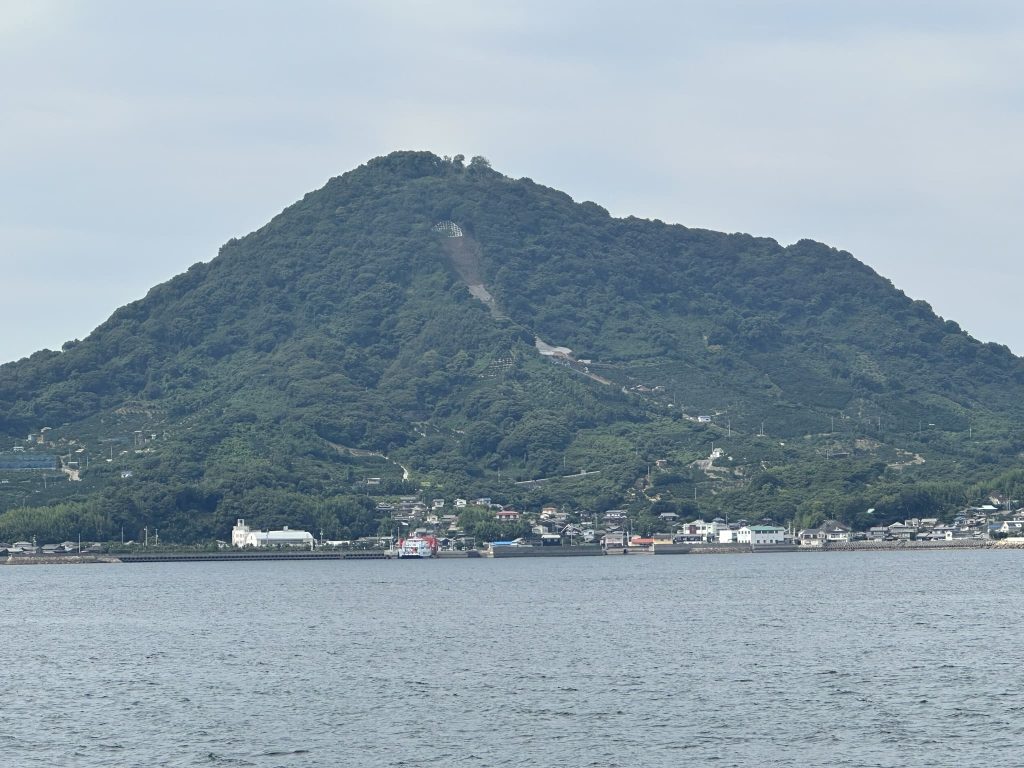 興居島の伊予小富士写真