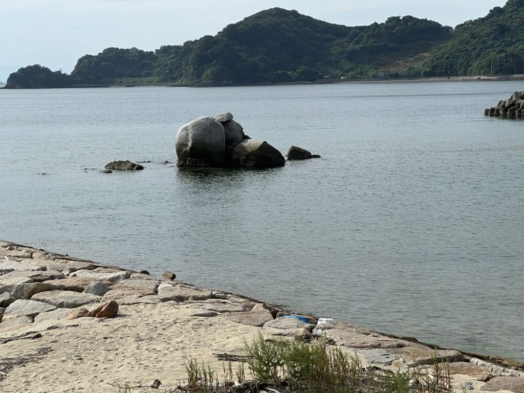 興居島のカサネ石(重ね石)写真