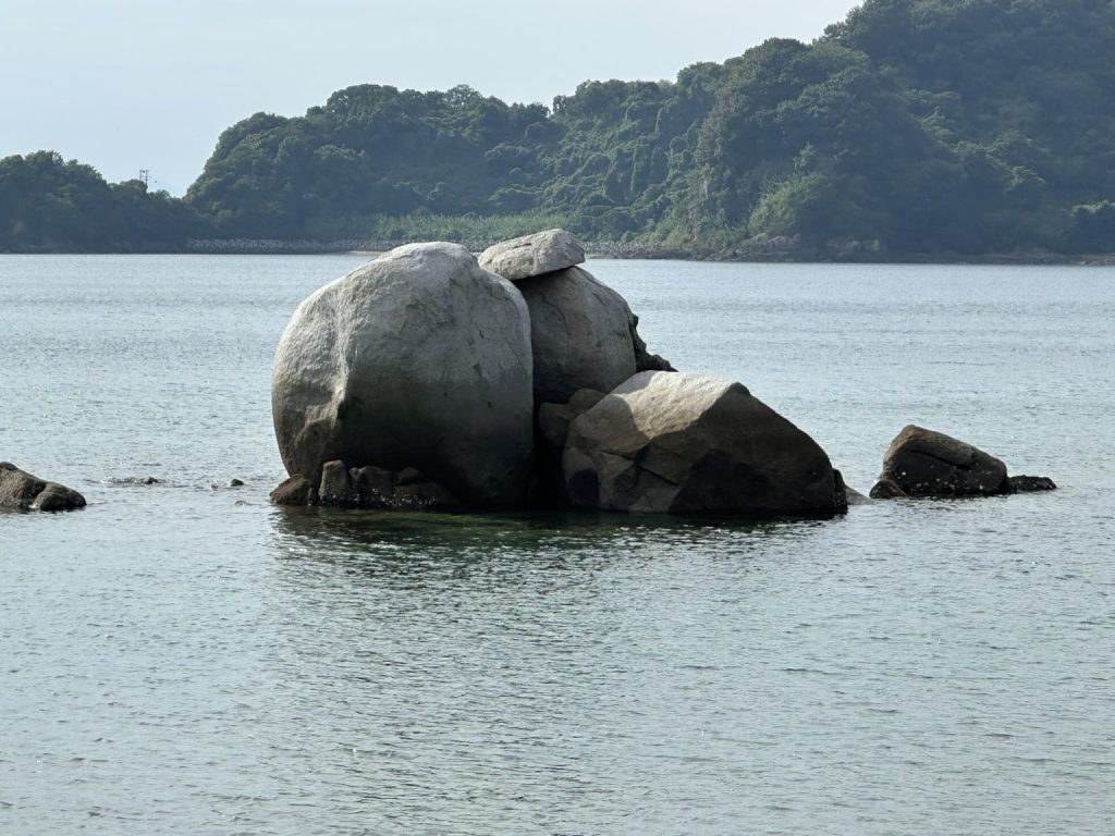 興居島のカサネ石(重ね石)写真