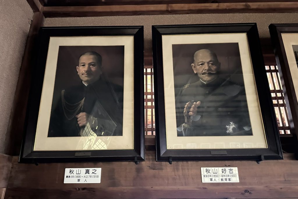 秋山好古と秋山真之の肖像画、明教館