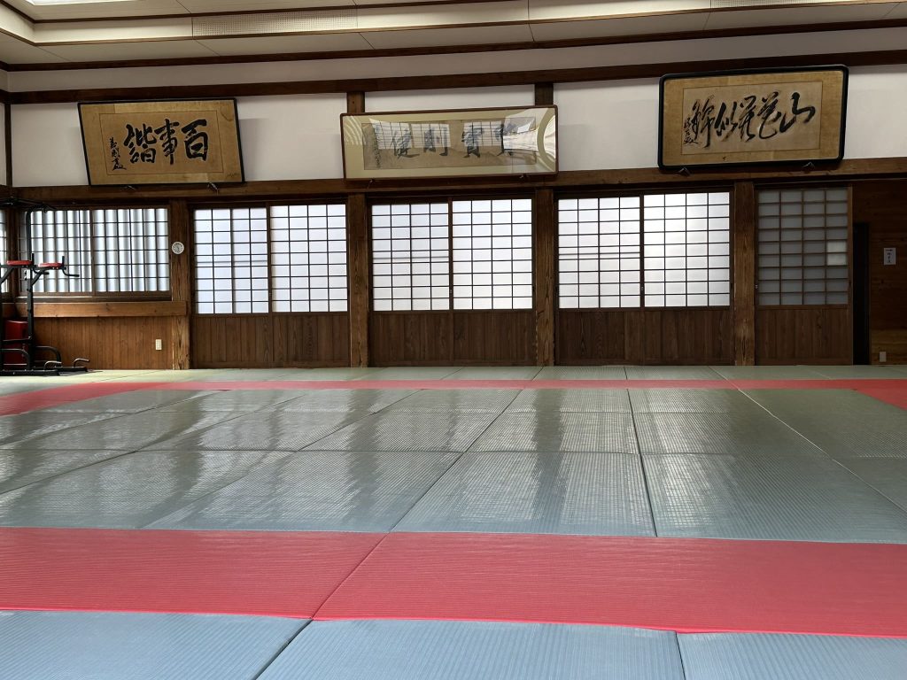 秋山兄弟生誕の地の道場