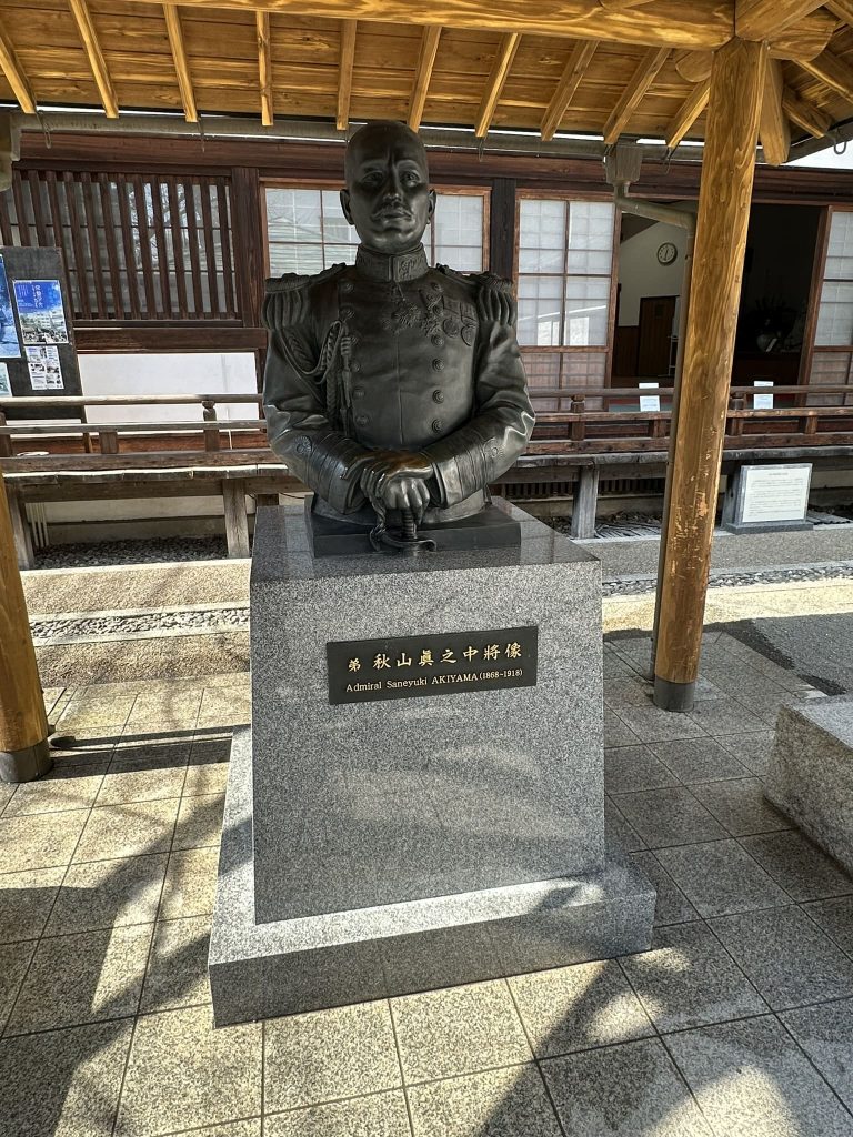 秋山兄弟生誕の地秋山真之の像
