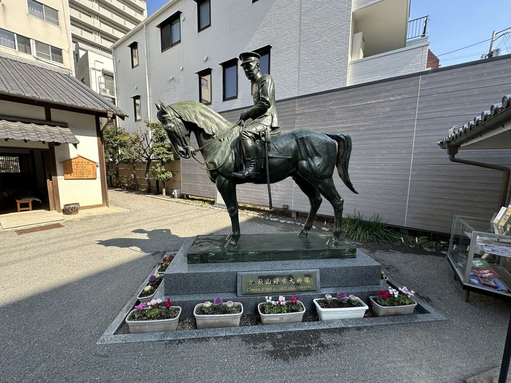 秋山兄弟生誕の地秋山好古の像