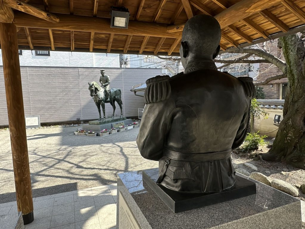 秋山兄弟生誕の地秋山像