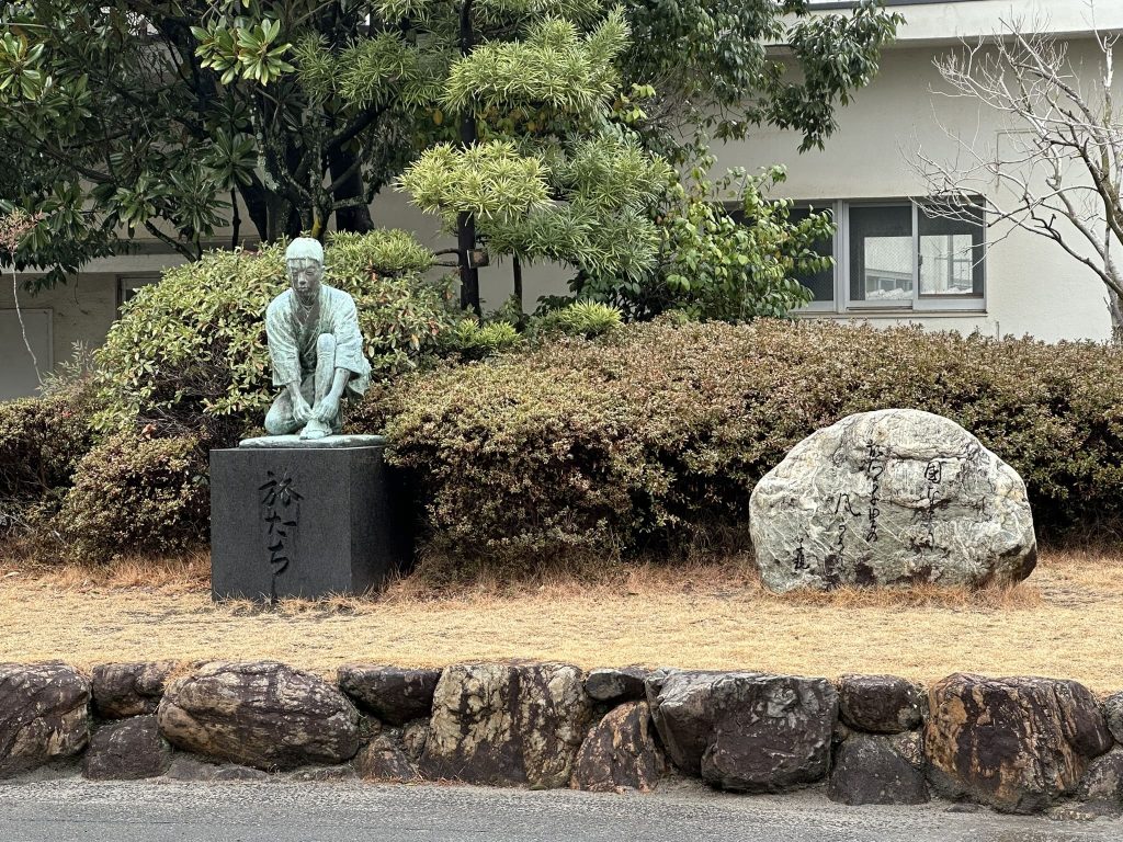 番町小学校の子規の像と句碑