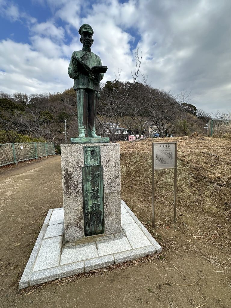 瀬戸内海を望む秋山兄弟の銅像