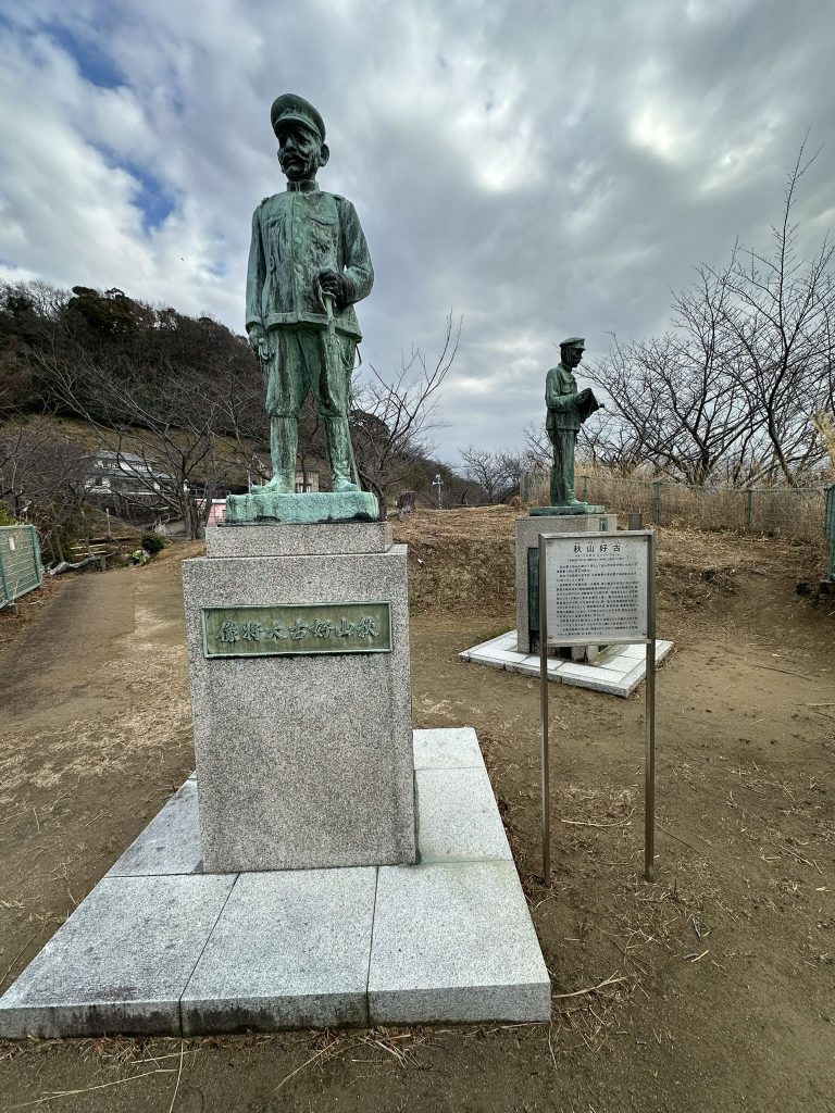 瀬戸内海を望む秋山兄弟の銅像